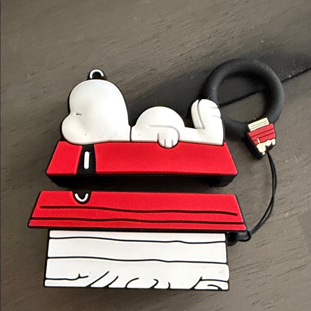 Red and White Snoopy Keychain airpod cover